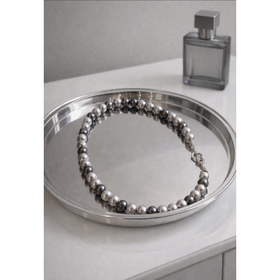 Klasyczny naszyjnik z szarych pereł – elegancki detal do nowoczesnych i wieczorowych stylizacji.